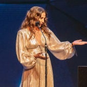 Victoria Abril señala el trofeo de su premio Feroz de Honor 2021 durante la gala, celebrada en Madrid
