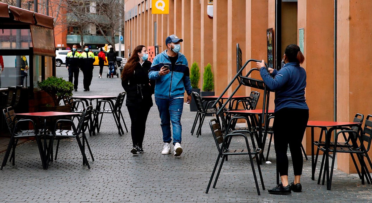 Cataluña alivia las restricciones en bares y restaurantes: aforos, horario y máximo de personas en terrazas Cataluña alivia las restricciones en bares y restaurantes: aforos, horario y máximo de personas en terrazas