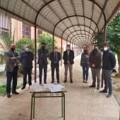 Rafael Almagro, acompañados del director del IES Gabriel Miró, Miguel García Ferrer, han estado presentes en la recepción de las obras 
