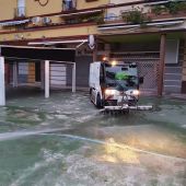 Un camión desinfectando una calle de La Línea de la Concepción