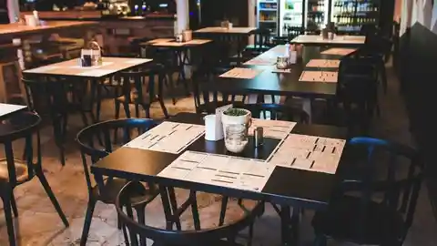 El aforo en el interior es del 30% y con cuatro personas por mesa El aforo en el interior es del 30% y con cuatro personas por mesa