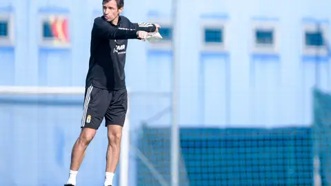 José Ángel Ziganda, en un entrenamiento del Real Oviedo. José Ángel Ziganda, en un entrenamiento del Real Oviedo.