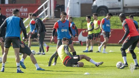 Entrenamiento del Sporting en los campos de Mareo
