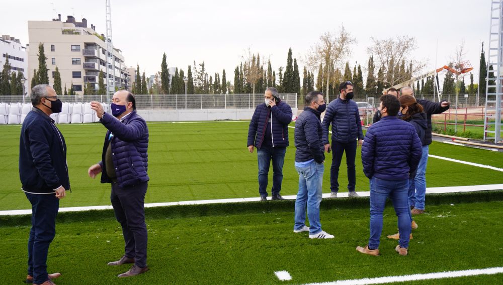 El concejal de Deportes, Vicente Alberola; y el director deportivo de la concejalía José Francisco Aldeguer, en la visita a las obras del Polideportivo Altabix.