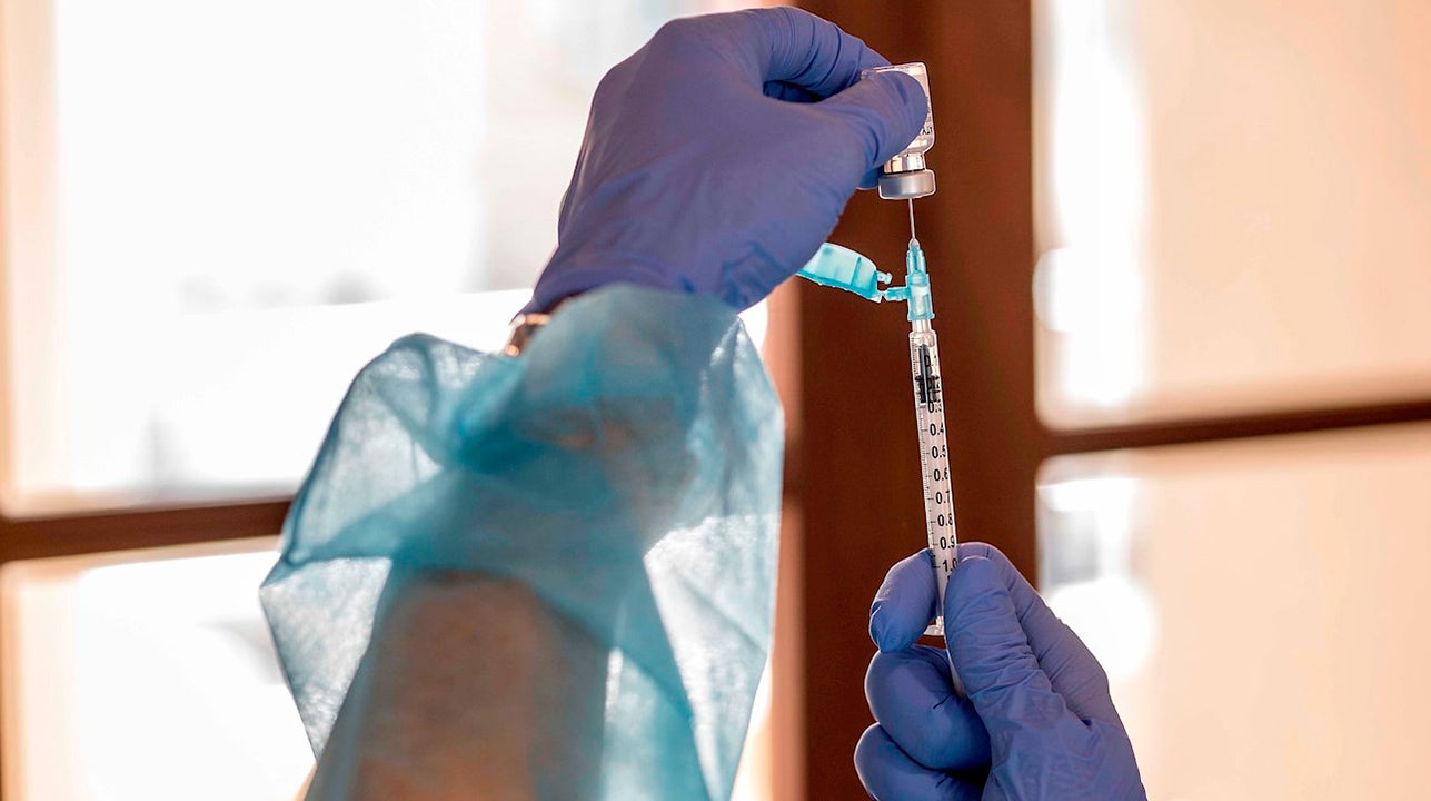 Sanidad informa de una muerte y un segundo caso de trombosis tras recibir la vacuna de AstraZeneca Sanidad informa de una muerte y un segundo caso de trombosis tras recibir la vacuna de AstraZeneca