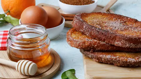 Una confitería de Sevilla reparte 3.000 torrijas al personal sanitario por su labor ante la pandemia del coronavirus Una confitería de Sevilla reparte 3.000 torrijas al personal sanitario por su labor ante la pandemia del coronavirus