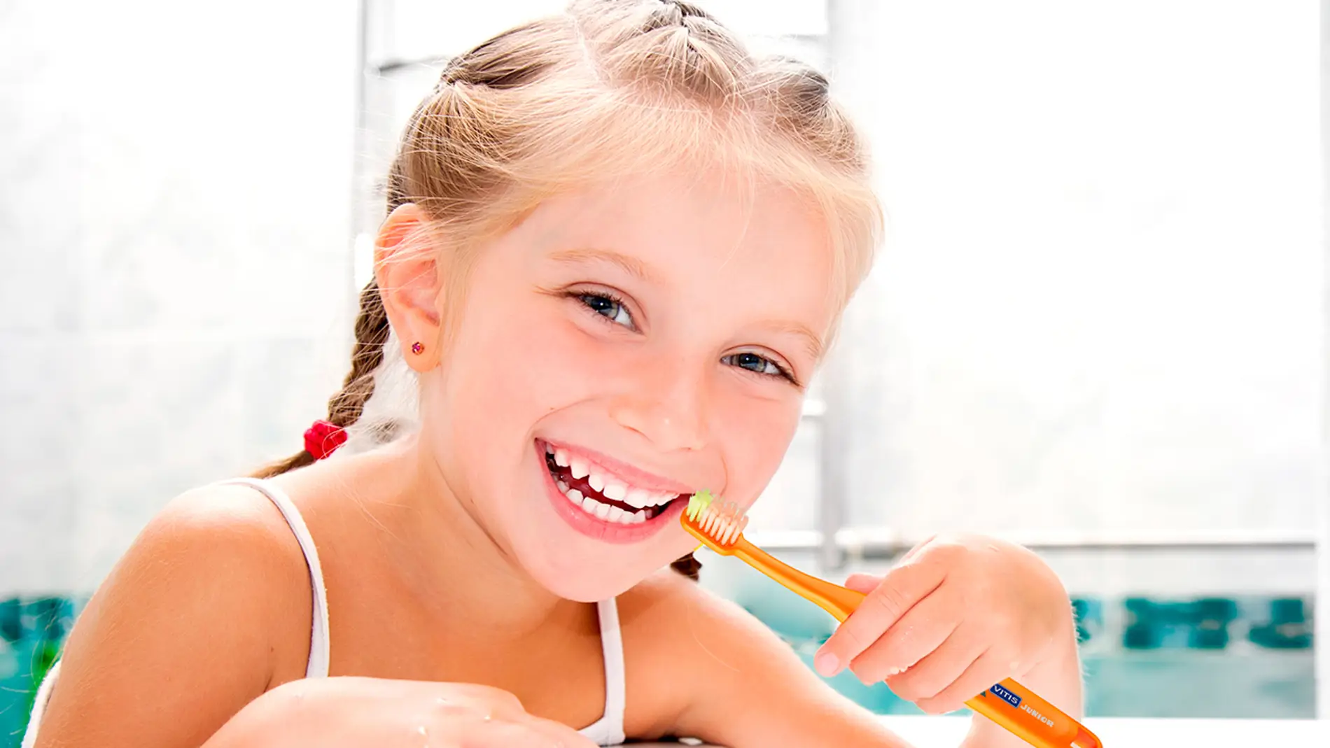Una niña lavándose los dientes