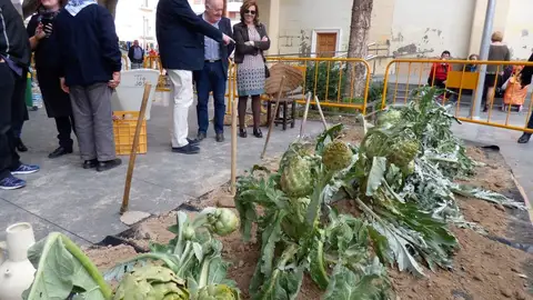 José Antº Latorre, edil de Fomento, marzo sigue siendo el mes de la alcachofa en Almoradí alcachofa