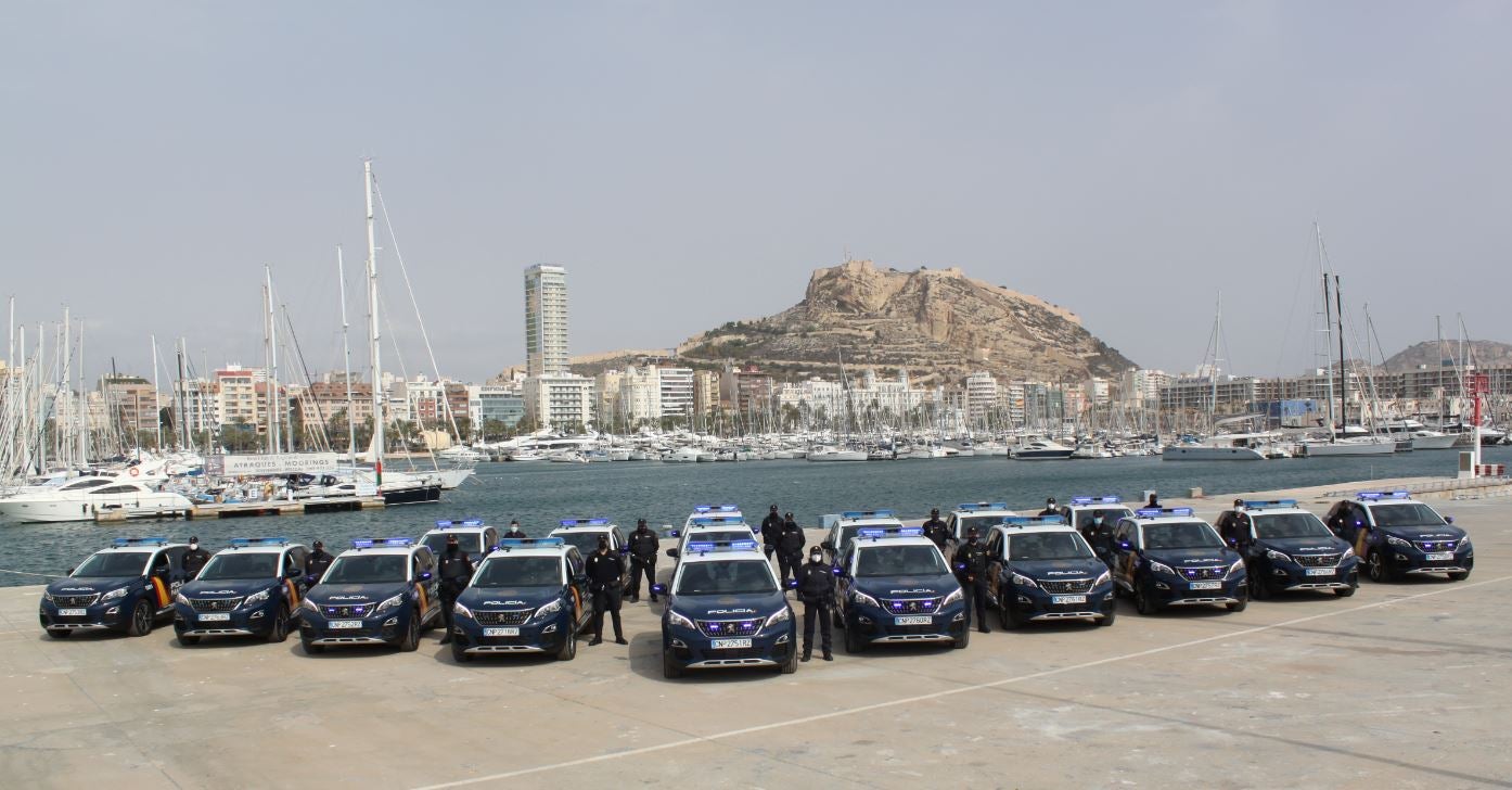 La Policía Nacional destina a la provincia de Alicante 17 coches patrulla híbridos enchufables La Policía Nacional destina a la provincia de Alicante 17 coches patrulla híbridos enchufables
