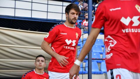 Mario Abenza, jugador del Real Murcia CF, saltando al césped en el Besoccer La Condomina