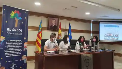 El colectivo elige el Ayuntamiento redovanense para presentar su calendario solidario cuya recaudación destinará a la adquisición de material terapéutico el arbol