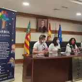 El colectivo elige el Ayuntamiento redovanense para presentar su calendario solidario cuya recaudación destinará a la adquisición de material terapéutico El colectivo elige el Ayuntamiento redovanense para presentar su calendario solidario cuya recaudación destinará a la adquisición de material terapéutico