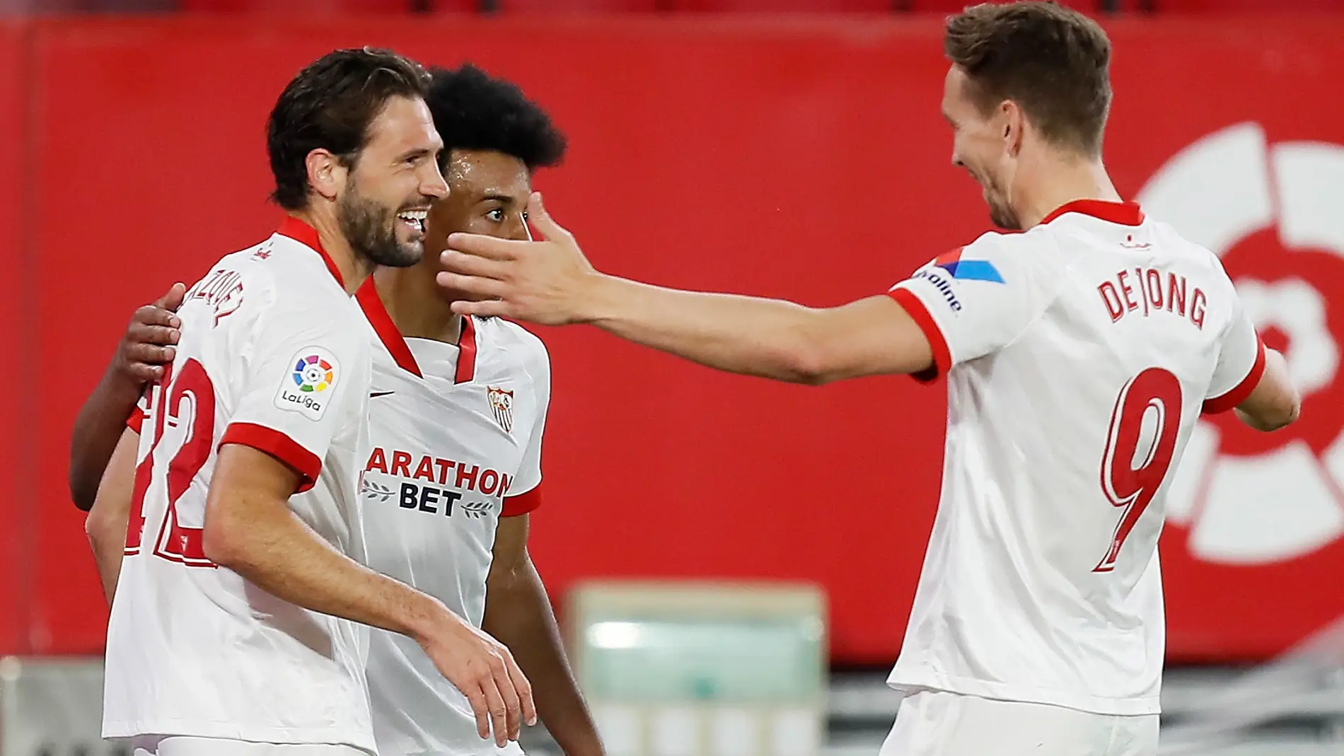 Franco Vázquez, Koundé y De Jong celebran un gol del Sevilla.