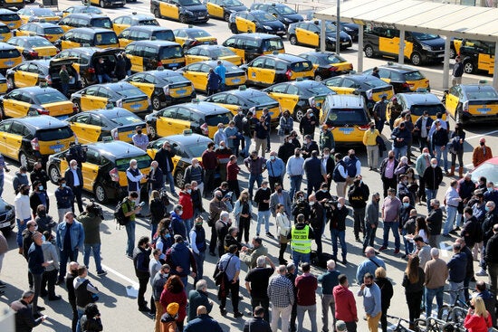 Marxa lenta del sector del taxi a Barcelona pel retorn d'Uber Marxa lenta del sector del taxi a Barcelona pel retorn d'Uber