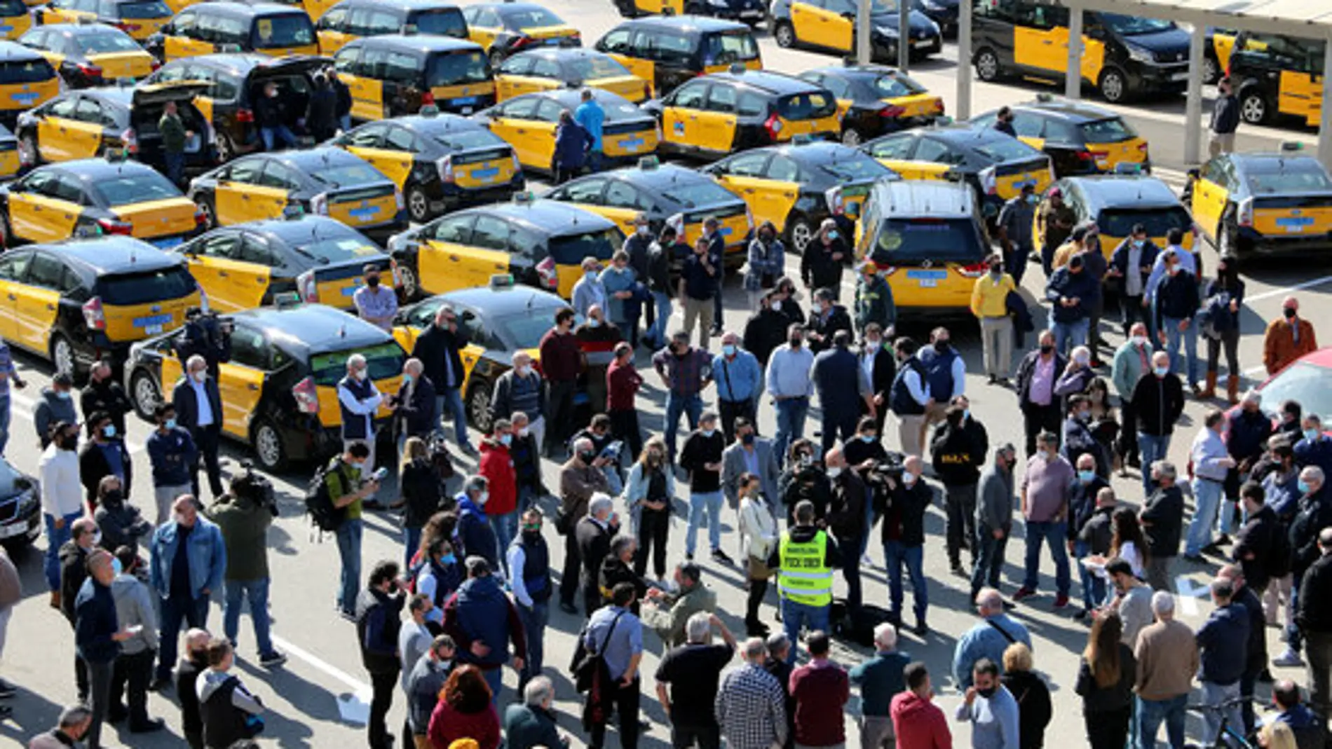 Marxa lenta del sector del taxi a Barcelona pel retorn d'Uber