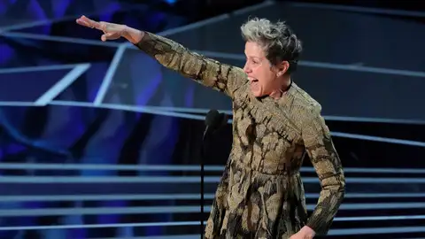 La actriz Frances McDormand agradece su Oscar por 'Tres anuncios a las afueras' sobre el escenario del Dolby Theatre La actriz Frances McDormand agradece su Oscar por 'Tres anuncios a las afueras' sobre el escenario del Dolby Theatre