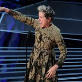 La actriz Frances McDormand agradece su Oscar por 'Tres anuncios a las afueras' sobre el escenario del Dolby Theatre