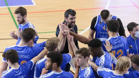 Piña antes de un partido El CB Marbella en el Carlos Cabezas