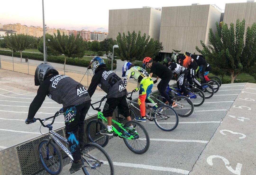 Siete pilotos de BMX de la Unión Ciclista Ilicitana disputan la Copa de España Siete pilotos de BMX de la Unión Ciclista Ilicitana disputan la Copa de España