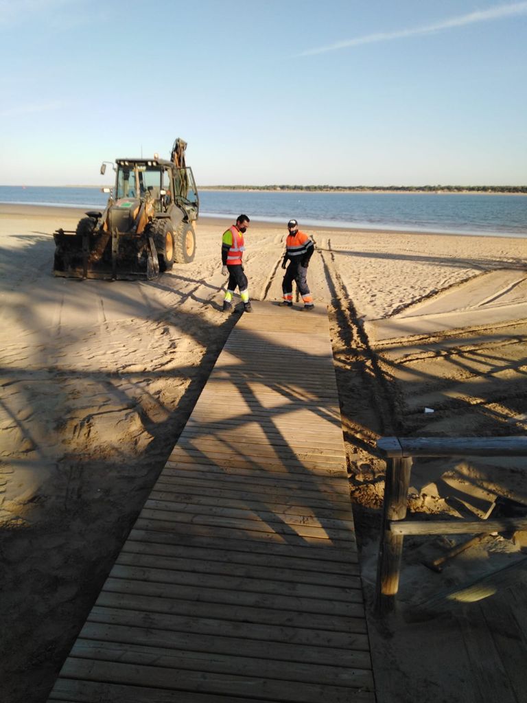 Comienzan los trabajos de adecuación de las playas de Sanlúcar Comienzan los trabajos de adecuación de las playas de Sanlúcar