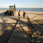 Inicio del trabajo en las playas de Sanlúcar Inicio del trabajo en las playas de Sanlúcar