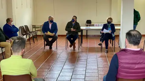 Los representantes del PP se reunieron con los padres afectados Los representantes del PP se reunieron con los padres afectados