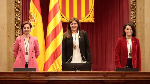 Laura Borràs, amb les vicepresidentes del Parlament Anna Caula i Eva Granados després de la constitució de la cambra. Laura Borràs, amb les vicepresidentes del Parlament Anna Caula i Eva Granados després de la constitució de la cambra.