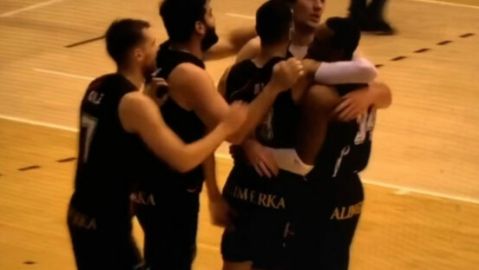 Jugadores del C&iacute;rculo celebran la victoria
