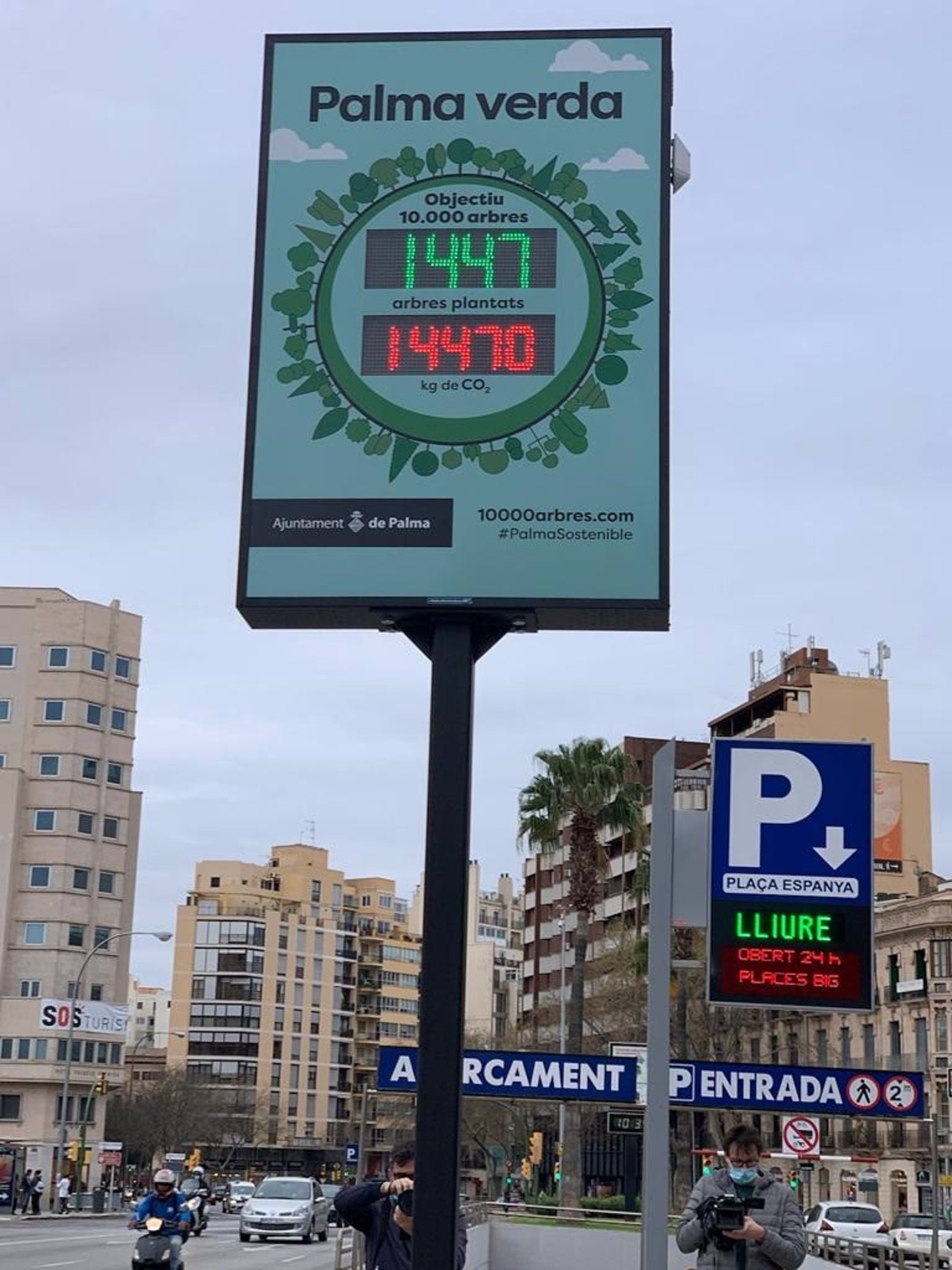 El Ayuntamiento de Palma estrena un contador de árboles en la Plaza de España El Ayuntamiento de Palma estrena un contador de árboles en la Plaza de España