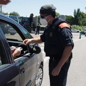 Un agente comprueba la movilidad en Cataluña Un agente comprueba la movilidad en Cataluña