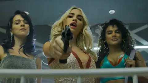 Verónica Sánchez, Lali Espósito y Yany Prado, en una imagen promocional de la serie 'Sky Rojo' Verónica Sánchez, Lali Espósito y Yany Prado, en una imagen promocional de la serie 'Sky Rojo'