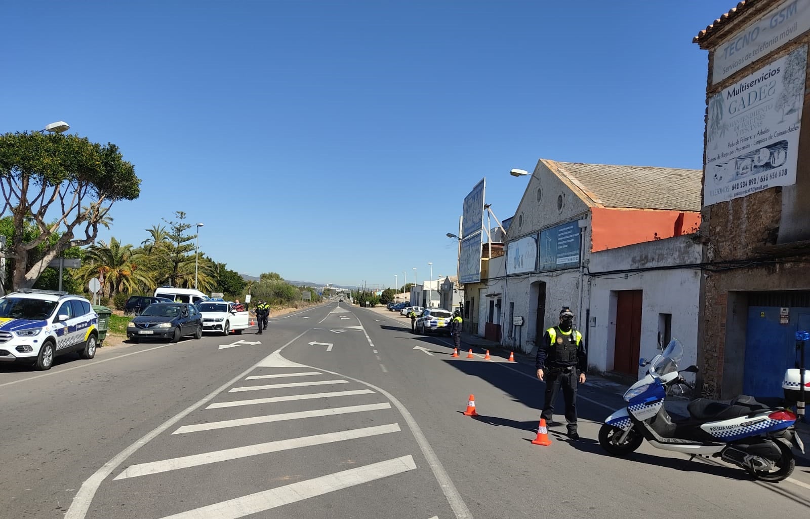 Los municipios de costa refuerzan los controles para evitar la entrada de turistas durante el puente Los municipios de costa refuerzan los controles para evitar la entrada de turistas durante el puente