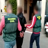 La Guardia Civil con un detenido, en una imagen de archivo La Guardia Civil con un detenido, en una imagen de archivo