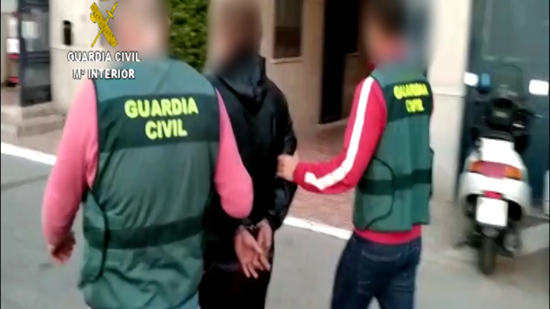 La Guardia Civil con un detenido, en una imagen de archivo