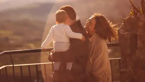 Pareja con un hijo. familia