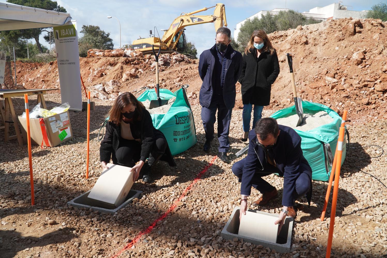 Francina Armengol coloca la primera piedra de 29 VPO en Maó Francina Armengol coloca la primera piedra de 29 VPO en Maó