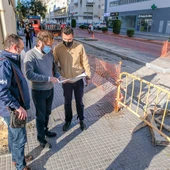 Continúan las obras del carril bici en la zona de la Barriada de La Paz Continúan las obras del carril bici en la zona de la Barriada de La Paz