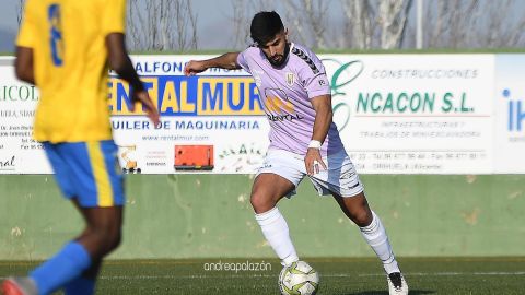 Fran Mart&iacute;nez, en su estreno como jugador del Athletic Club Torrellano ante el Orihuela B.
