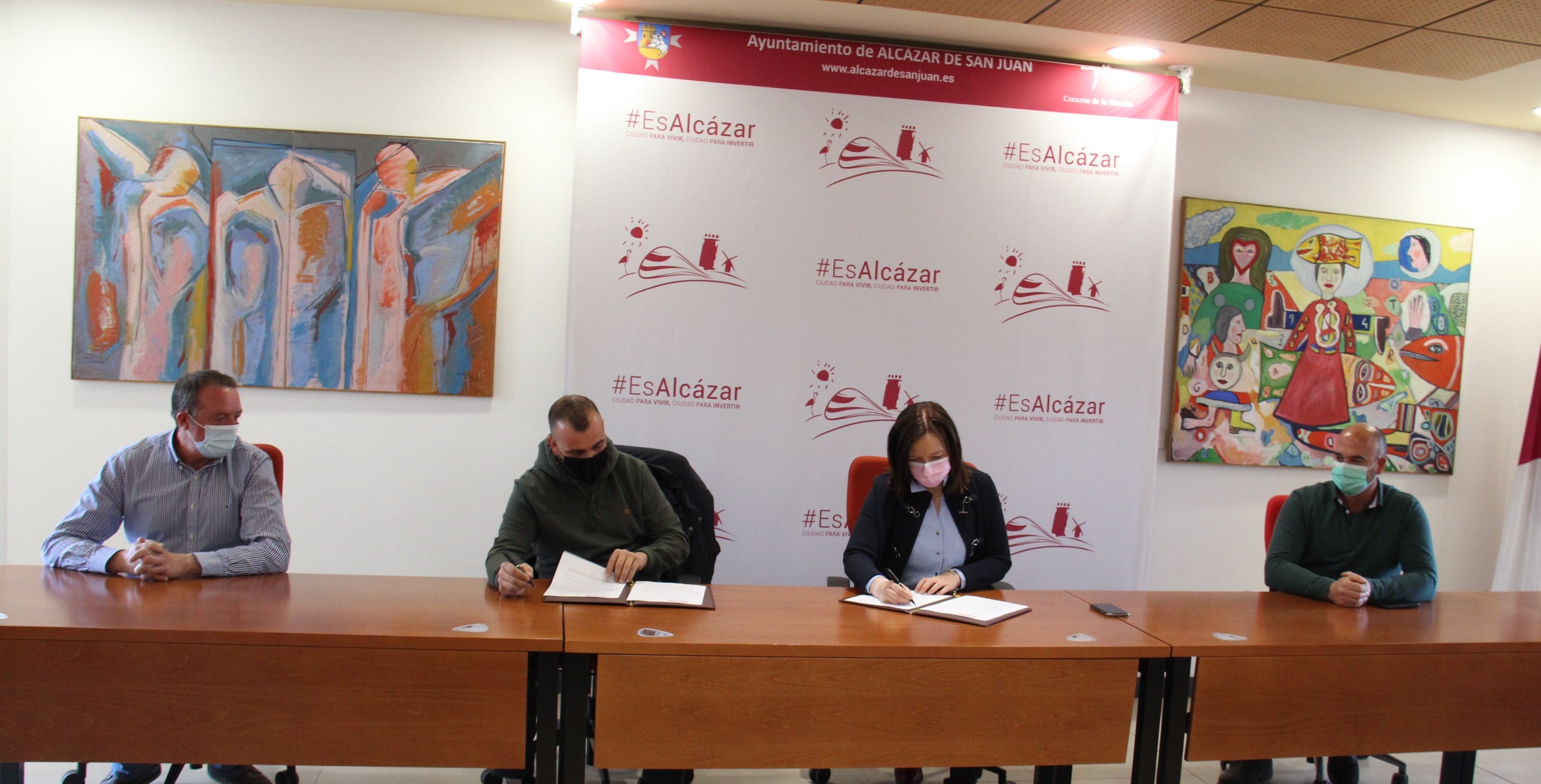 Rubrican un convenio para reducir la superpoblación de palomas y conejos Rubrican un convenio para reducir la superpoblación de palomas y conejos