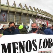 Concentración para exigir la retirada de la ley que protege al lobo