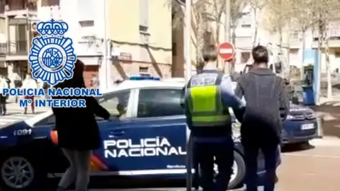 La policía conduce al detenido La policía conduce al detenido