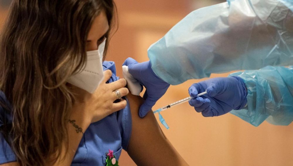 Una sanitaria recibe la vacuna contra el Covid19 Una sanitaria recibe la vacuna contra el Covid19