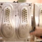 Máquina en una empresa de componentes para el calzado de Elche.