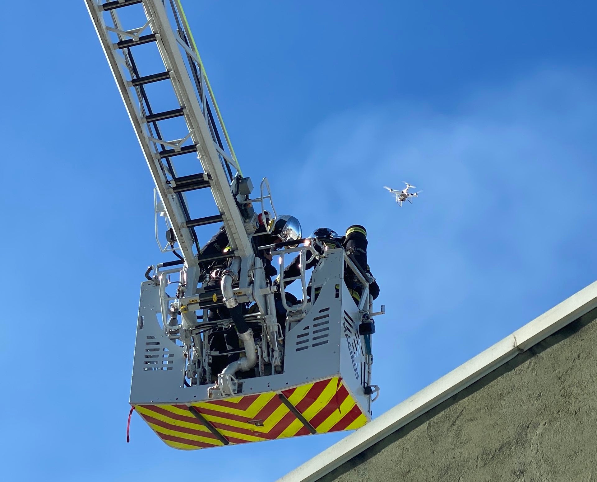 Tecnología y emergencias: los drones ayudan a los bomberos en sus intervenciones Tecnología y emergencias: los drones ayudan a los bomberos en sus intervenciones