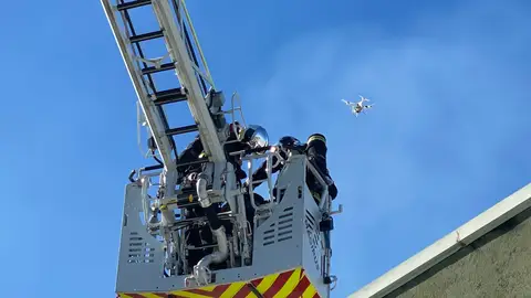Bomberos utilizando un dron Bomberos utilizando un dron