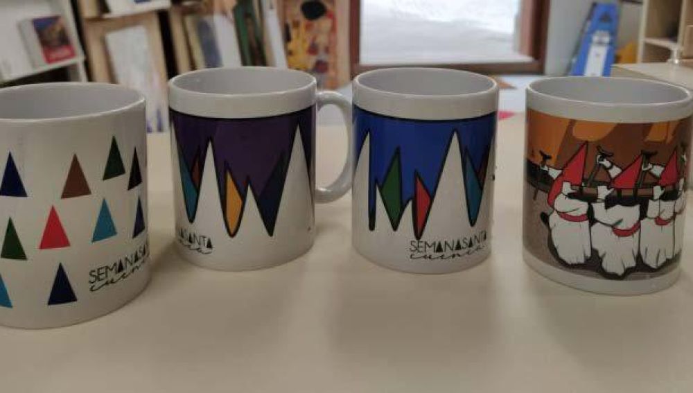 Algunos de los artículos que se pueden adquirir en la nueva tienda nazarena