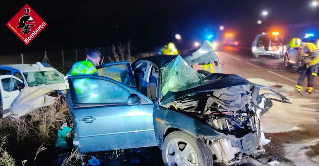Un muerto y dos heridos en una colisión frontal entre dos coches en Agost Un muerto y dos heridos en una colisión frontal entre dos coches en Agost