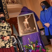 Zamora y Gómez junto al cartel de la Semana Santa 2021 Zamora y Gómez junto al cartel de la Semana Santa 2021