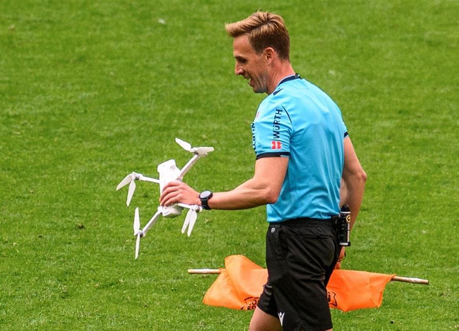 Cae un dron al campo durante el Athletic-Eibar con un mensaje contra la Eurocopa Cae un dron al campo durante el Athletic-Eibar con un mensaje contra la Eurocopa