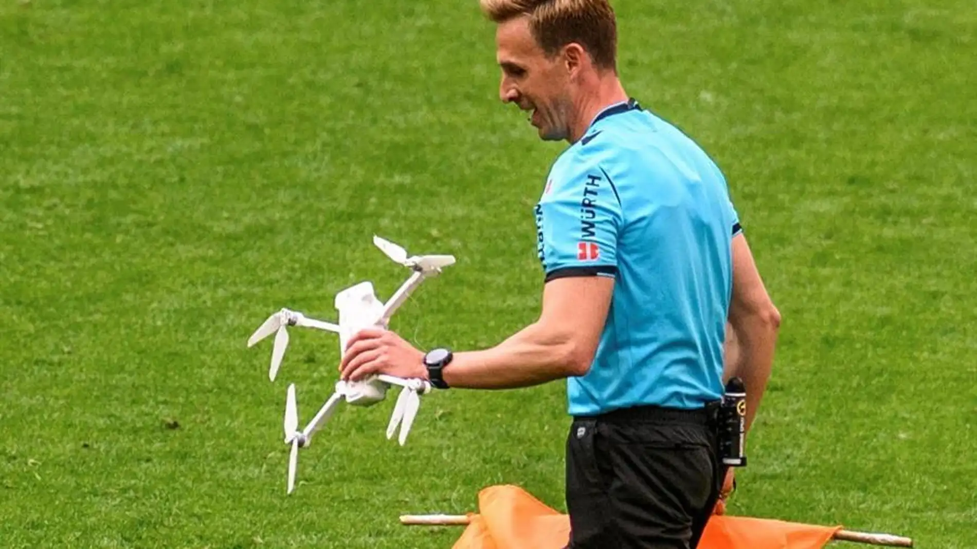 El colegiado Pizarro Gómez recogiendo un dron caído en el partido Athletic-Eibar